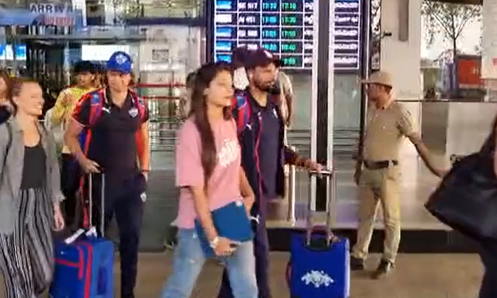  The Players Of Chennai Super Kings And Delhi Capitals Reached Visakhapatnam Airp-TeluguStop.com