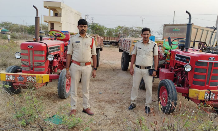  Two Tractors Carrying Sand Illegally Were Seized-TeluguStop.com