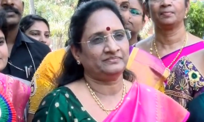  Resigning As Chairperson Of Womens Commission Vasireddy Padma-TeluguStop.com