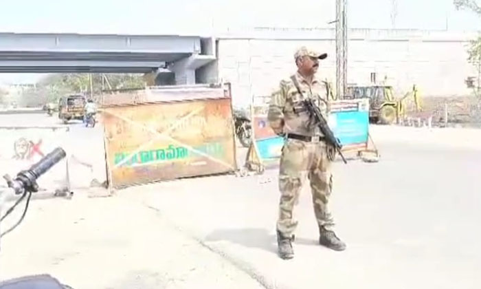 Vehicle Checks Under Cisf Police , Cisf Police , Vehicle , Central Industrial Se Vehicle Checks Under Cisf Police , Cisf Police , Vehicle , Central Industrial Se-TeluguStop.com