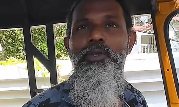  Video Of Auto Driver Helping Foreigner Locate Atm Goes Viral-TeluguStop.com