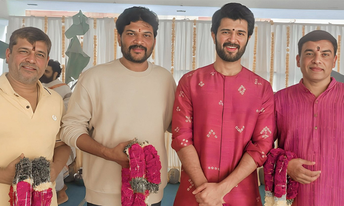  Vijay Devarakonda Conduct Special Pooja For Family Star Success-TeluguStop.com