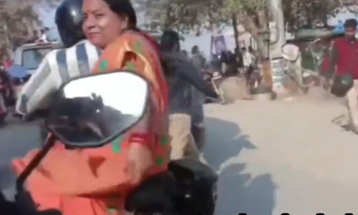  She Saying That Saree Will Fall On A Bike What Is This Aunty Rate Saree Rate Vi-TeluguStop.com