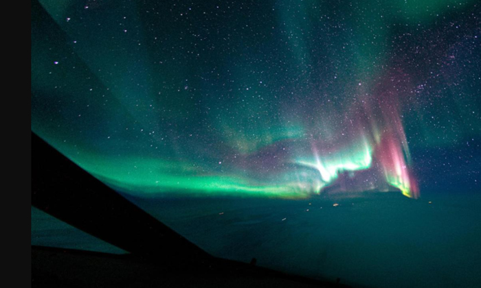  Dutch Pilot Shares Rare Glimpse Of Aurora Borealis Taken From Cockpit-TeluguStop.com