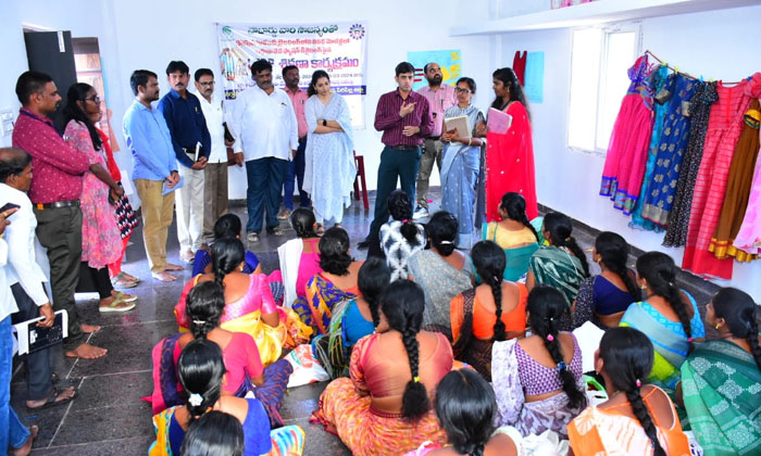  Women Should Develop Economically District Collector Anurag Jayanthi , District-TeluguStop.com