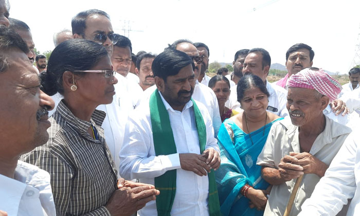  Jagadish Reddy Former Minister Who Inspected The Dry Crop Fields-TeluguStop.com