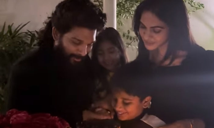  Allu Ayaan Fond Of Cake In Allu Arjun Sneha Reddy Wedding Day Celebration-TeluguStop.com