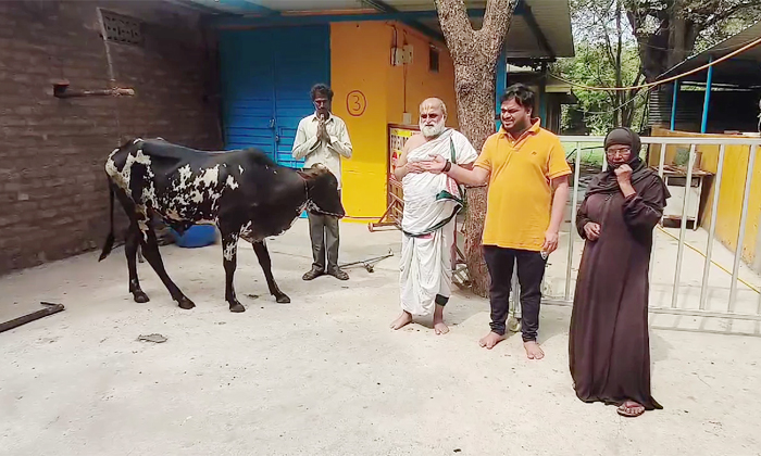  Chilkoor Balaji Temple Priest Gifts Bull To Muslim Farmer Details Here Goes Vir-TeluguStop.com