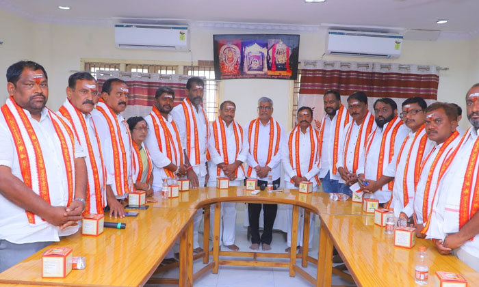  The Eo Of The Temple Honored The Members Of The Rajanna Temple Festival Committe-TeluguStop.com
