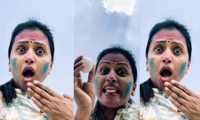  Holi 2024 Anchor Suma Kanakala Prank Video Goes Viral-TeluguStop.com