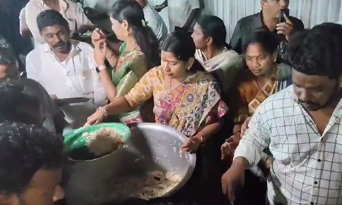  Home Minister Taneti Vanitha Distributed Gifts In Anganwadi Asha Workers Meeting-TeluguStop.com