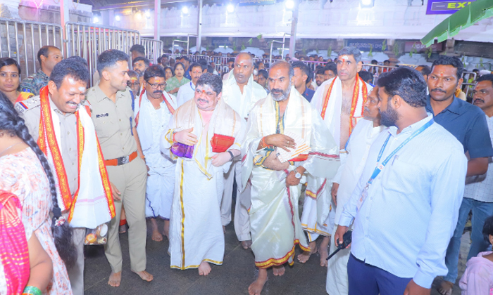  Minister Ponnam Prabhakar Mlas Adi Srinivas Adluri Lakshman Lingodbhava Pooja On-TeluguStop.com