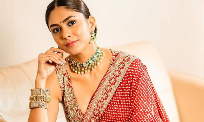  Mrunal Thakur Will Be Tollywood Number 1 Heroine Tollywood-TeluguStop.com