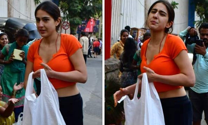  Bollywood Actress Sara Ali Khan Visited Temple Helps Poor People Video Viral-TeluguStop.com