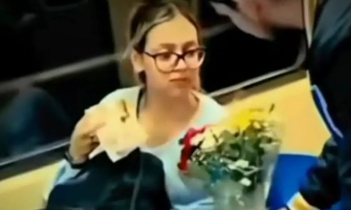  A Stranger Who Gave Roses To A Beautiful Girl, Her Reaction Went Viral, Viral Ne-TeluguStop.com