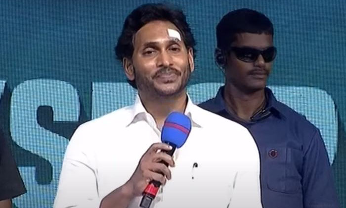  Fighting Alone In The Election Field..: Cm Jagan , Ap Cm Jagan, Cm Jagan Bus Y-TeluguStop.com