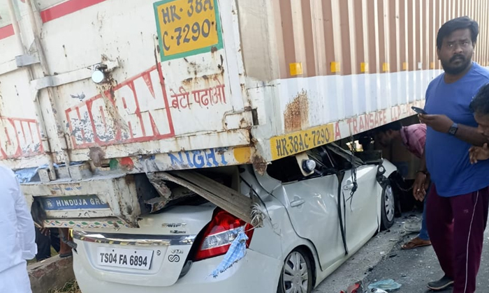  Breaking News Two People Died On The Spot After The Car Ran Under The Lorry In S-TeluguStop.com