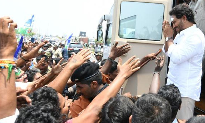  16th Day 'memanta Siddam' Bus Yatra.. Jagan's Road Show In Bheemavaram , Bhimav-TeluguStop.com