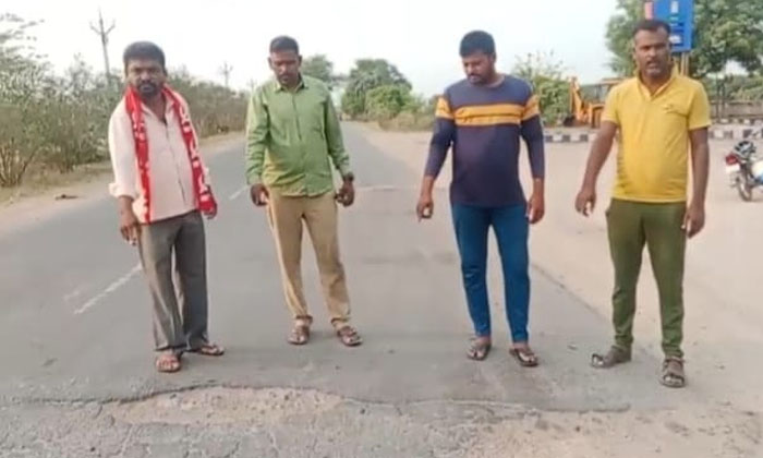  The Potholes In The Middle Of The Main Road Should Be Filled And Repaired, Boinp-TeluguStop.com