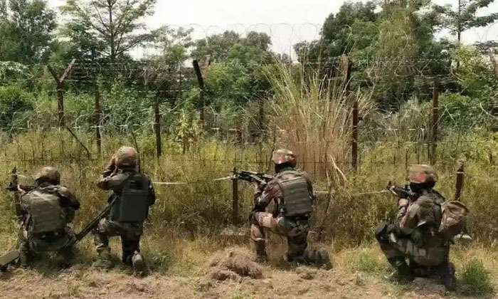  Massive Encounter In Chhattisgarh's Bastar.. Four Maoists Killed , Chhattisgarh-TeluguStop.com