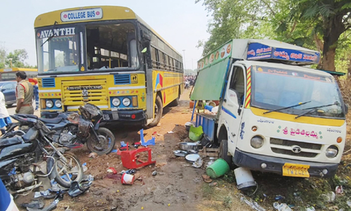  College Bus Accident In Anakapalli District Boy Dies Details, Anakapalli Distric-TeluguStop.com