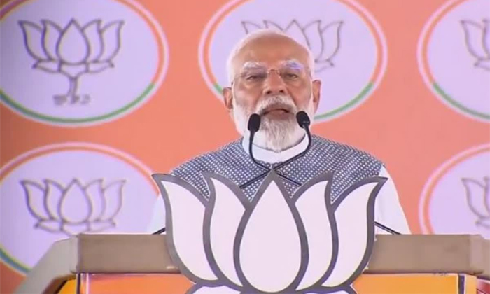  Congress And Brs Are Two Co-thieves Modi Details, Pm Narendra Modi, Pm Modi, Bjp-TeluguStop.com