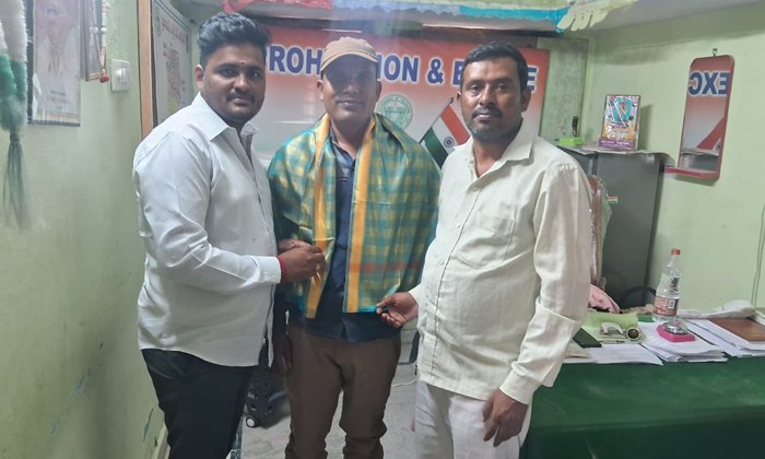  Congress Leaders Honored Excise Ci Srinivas, Congress Leaders ,excise Ci, Sriniv-TeluguStop.com