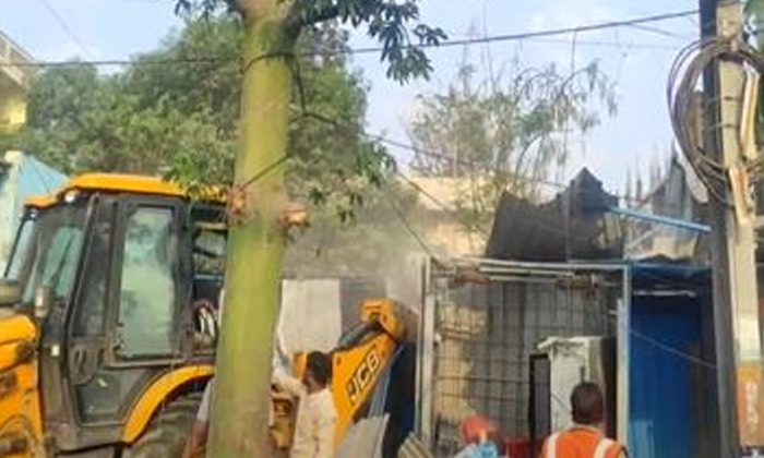  Demolition Of Illegal Structures Belonging To Former Minister Mallareddy's Son ,-TeluguStop.com