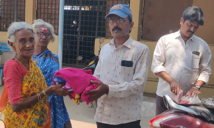  Distribution Of Chaddars To Poor Old People, Distribution Of Chaddars ,poor Old-TeluguStop.com