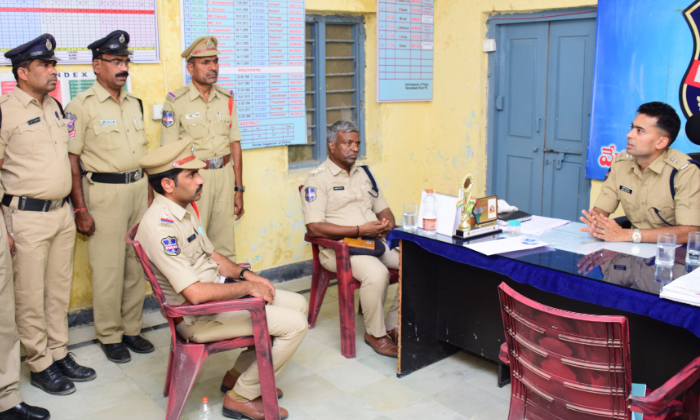  District Sp Akhil Mahajan Sudden Inspection To Vemulawada Rural Police Station,v-TeluguStop.com