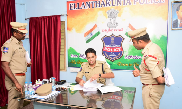  District Sp Akhil Mahajan Conducted A Surprise Inspection At Illanthakunta Polic-TeluguStop.com