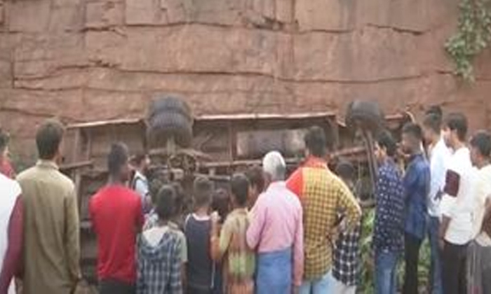  Fatal Road Accident In Chhattisgarh 12 People Died , Chhattisgarh, Fatal Road A-TeluguStop.com