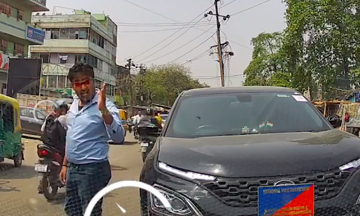  Govt Officer Drives On Wrong Side Of The Road Video Viral Details, Viral News, B-TeluguStop.com