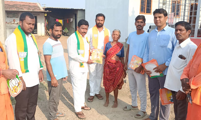  Bjp Leaders Who Have Taken Up Door To Door Campaign , Karimnaga, Campaign ,-TeluguStop.com