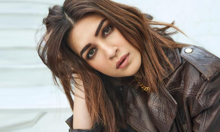  Kriti Sanon Comments About Hero Based Movies After Crew Movie Success ,krithi Sa-TeluguStop.com