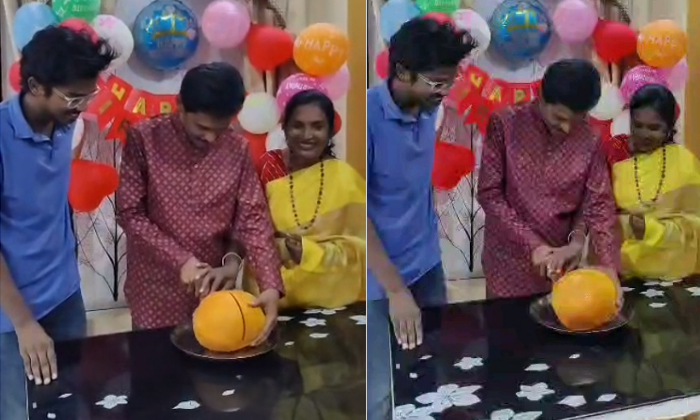  Man Cuts Papaya Instead Of Cake On Birthday Video Viral Details, Birthdays, Vira-TeluguStop.com