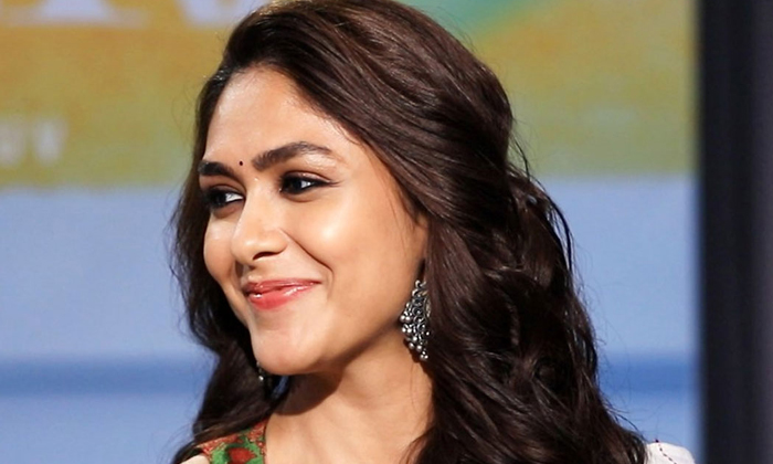  Mrunal Thakur Comments About Relation Ship And Birth Child , Mrunal Thakur, Birt-TeluguStop.com