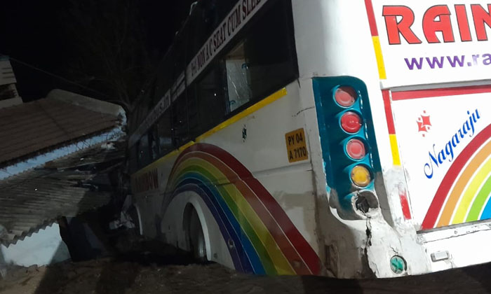  A Travel Bus Which Ran Off The Road After Avoiding The Buffalo , Munagala Mandal-TeluguStop.com