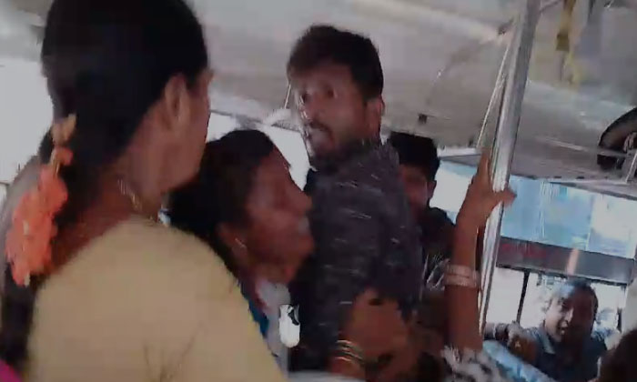  Husbands Beating Wives In Buses For Their Seats ,rtc Bus , Husband, Seats , M-TeluguStop.com