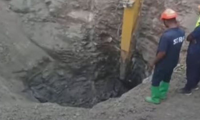  A Boy Who Fell Into A Borewell In Karnataka.. Rescue Operation Is Going On , Re-TeluguStop.com