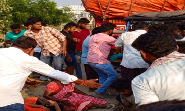  Road Accident At Hyderabad Vijayawada Highway ,hyderabad Vijayawada Highway ,roa-TeluguStop.com