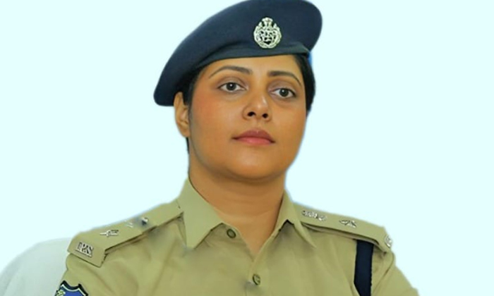  Sp Chandana Deepti Serious On Danda With The Names Of Officers,sp Chandana Deep-TeluguStop.com