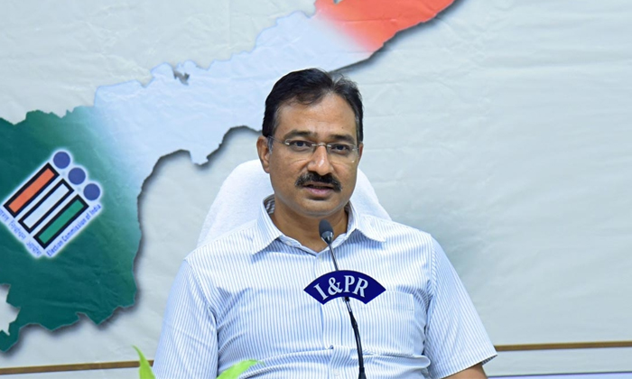  State Chief Electoral Officer Mukesh Kumar Meena Key Comments On Volunteers Deta-TeluguStop.com