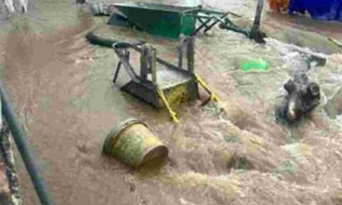  The Nizamsagar Canal Embankment Was Brokenthe Locals Ran Away , Nizamsagar Canal-TeluguStop.com