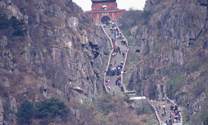  Tourists Struggle To Walk After Climbing 6600 Steps In China Taishan,mount Tai,-TeluguStop.com