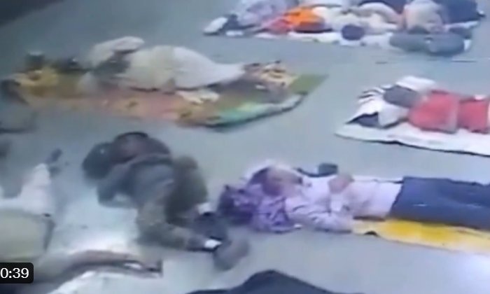  Mathura Station Sleeping Thief Viral Video,thief, Police Station, Police, Mobile-TeluguStop.com