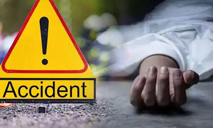  Road Accident In Akkireddypalem, Visakha , Akkireddypalem ,road Accident ,thre-TeluguStop.com