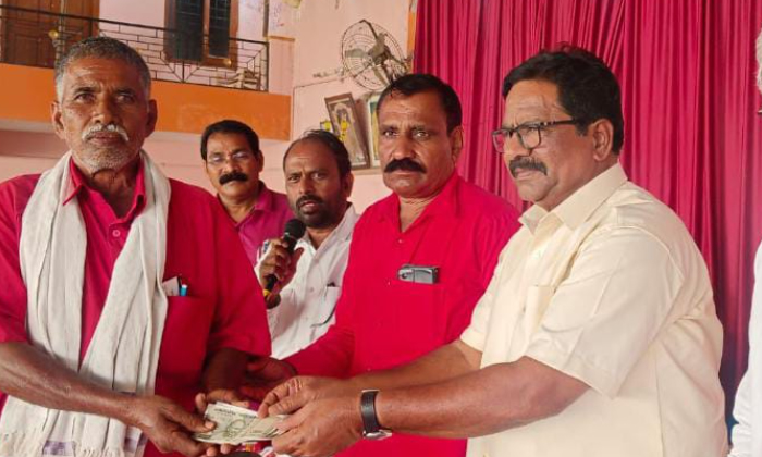 Worker Donates To Cpm Mp Candidate Jahangir's Victory,mp Candidate Jahangir,cpm, Worker Donates To Cpm Mp Candidate Jahangir's Victory,mp Candidate Jahangir,cpm,-TeluguStop.com