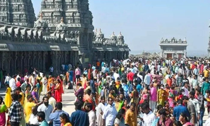  Devotees Flocked To Yadadri, Yadadri, Sri Lakshmi Narasimha Swamy Temple ,devot-TeluguStop.com