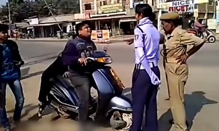  Boy Started Crying After Caught By Traffic Police Funny Video Viral Details, Vir-TeluguStop.com